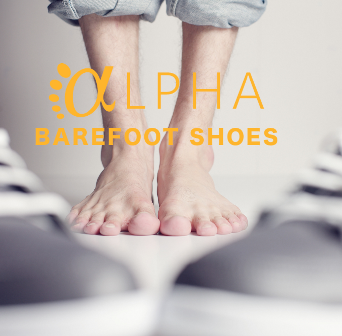 Logo Alpha Barefoot Shoes sur image pieds nus